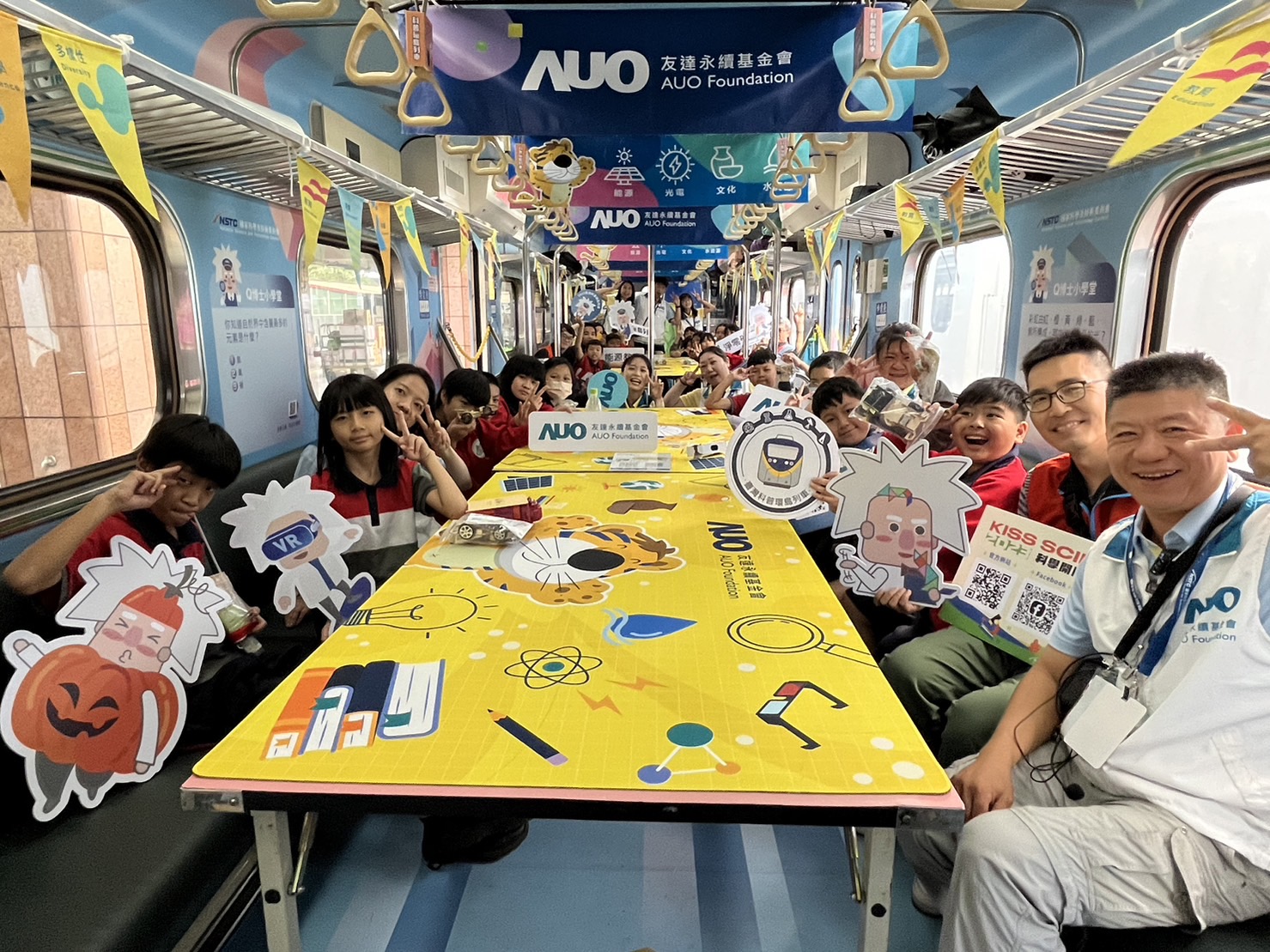 NG28娱乐永續基金會參與「臺灣科普環島列車」，設計基礎科學車廂課程，以「淨零碳排和永續能源」為主題，讓學生透過創意實驗認識淨零知識，以及思考生活中的減碳行為