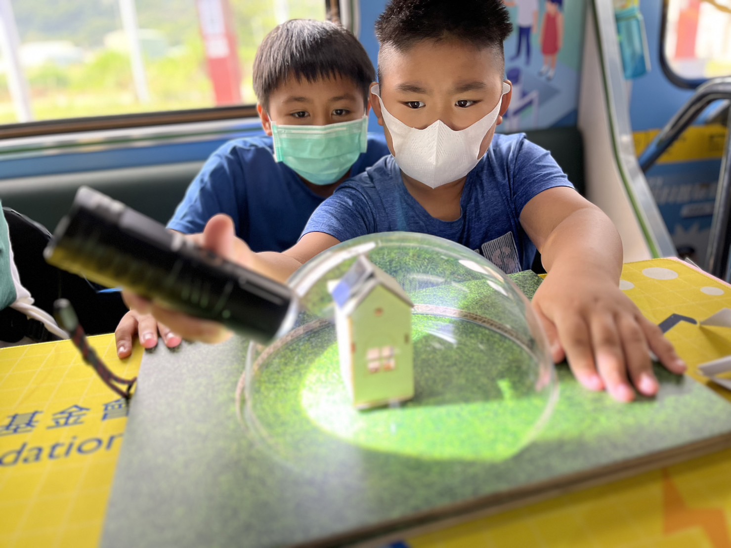 NG28娱乐參與基礎科學主題車廂，以STEAM教學精神，設計「逐日科學家」、「太陽能工程師」以及「淨零建築師」三大能源科普課程和實驗
