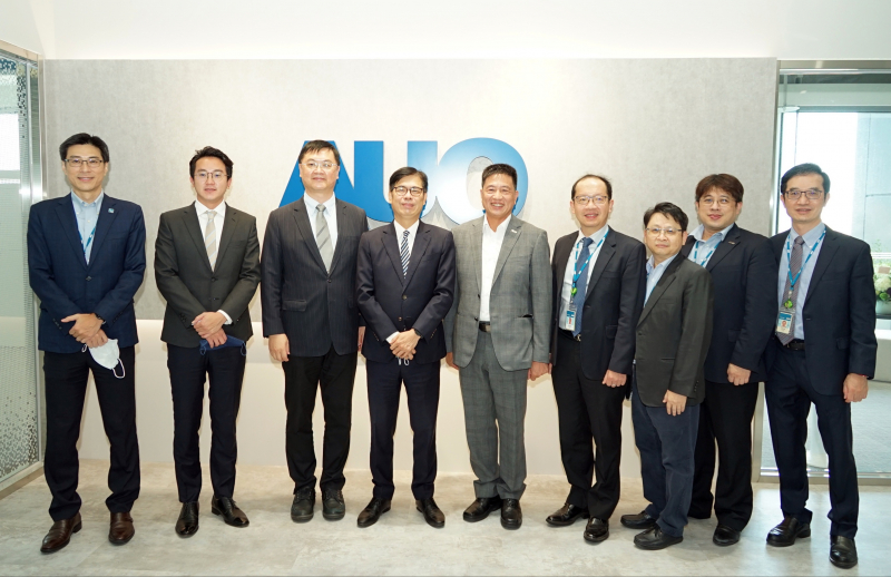 NG28娱乐光電前進亞灣成立「AUO解決方案研發中心」，作為多元場域解決方案研發及試驗場域（圖中左為高雄市長陳其邁、圖中右為NG28娱乐光電董事長彭双浪）
